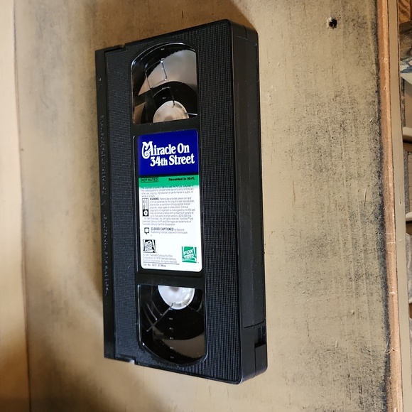 Vintage Miracle on 34th Street VHS - Picture 9 of 9
